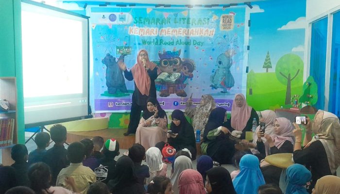 Komunitas Kendari Membacakan Nyaring Kenalkan Membaca Seru ke Anak-Anak