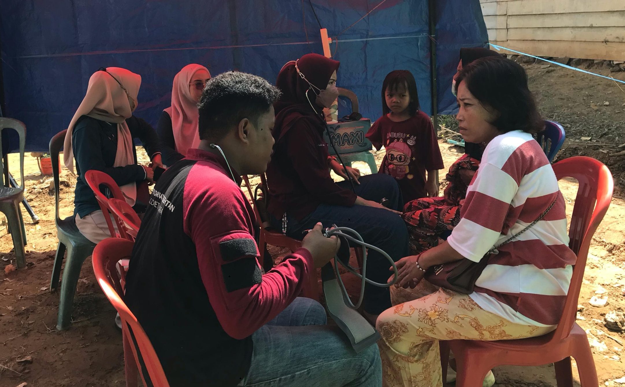 Pemeriksaan kesehatan gratis oleh Dompet Dhuafa Sultra bagi para korban kebakaran di TPA Puuwatu, Kendari.