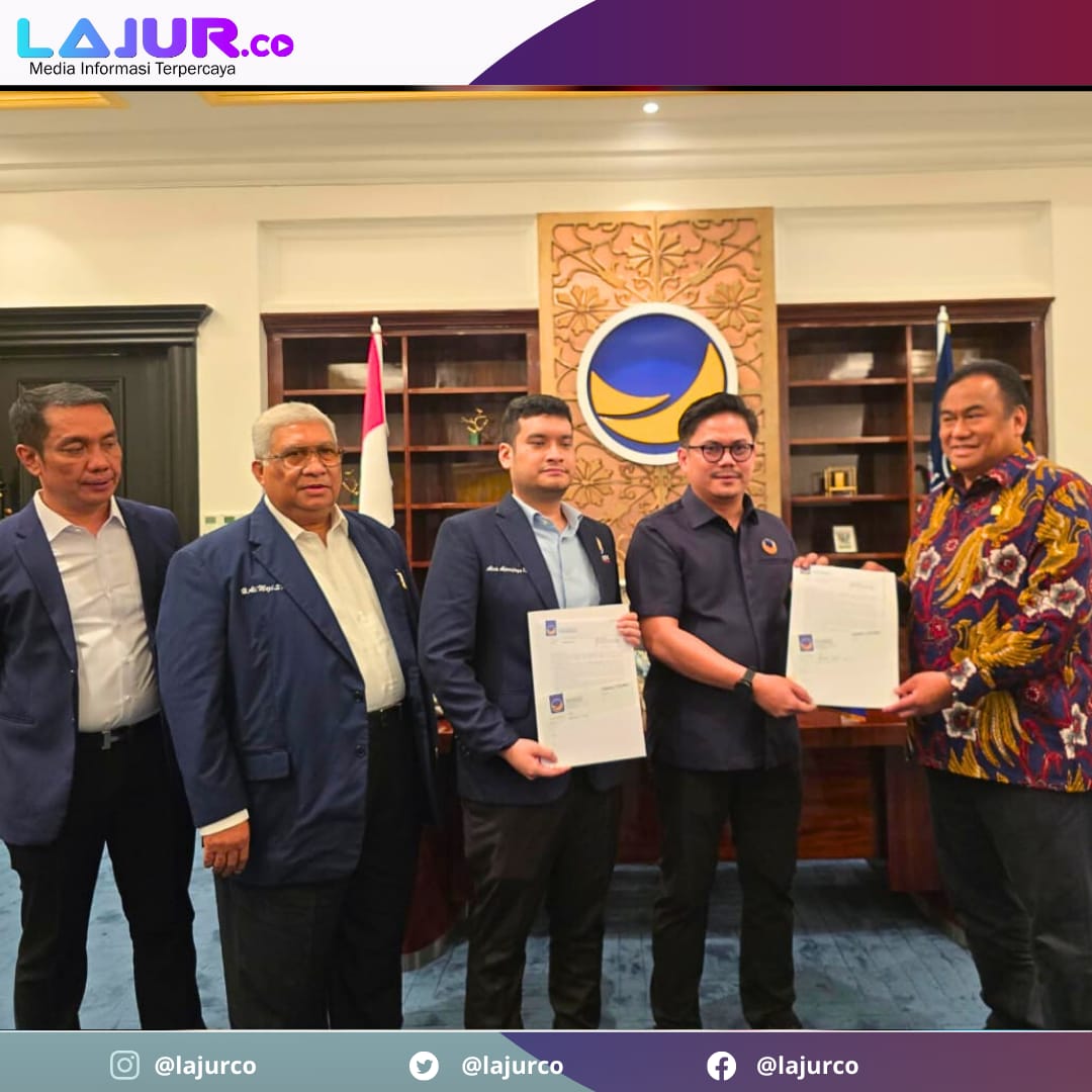 Ketgam: Alvin Akawijaya (tengah) didampingi sang Ayah Ali Mazi menerima rekomendasi Partai NasDem tampil di Pilkada Buton. Penerimaan berkas rekomendasi Partai NasDem berbarengan Bupati Koltim Abd Azis.