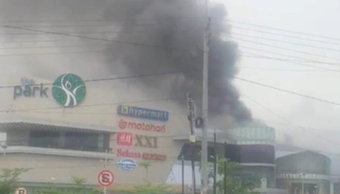 Mall The Park Kendari Terbakar, Pemadam Bergerak Padamkan Api