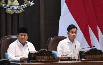 Presiden Prabowo Subianto (kiri) bersama Wakil Presiden Gibran Rakabuming Raka