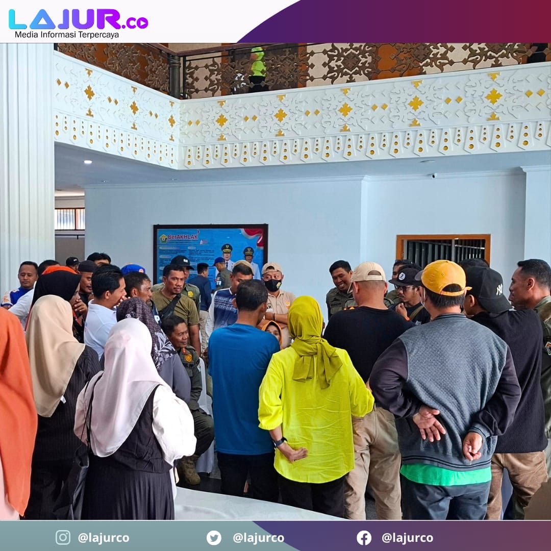 Ketgam: Puluhan PPPK berkumpul di Kantor Gubernur Sultra, Jumat (7/3/2025), mempertanyakan nasib pencairan gaji mereka yang tertunda sejak tiga bulan lalu.