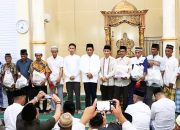 Safari Ramadan di Kampung Halaman, Wagub Hugua Tebar Ribuan Paket Sembako ke Warga