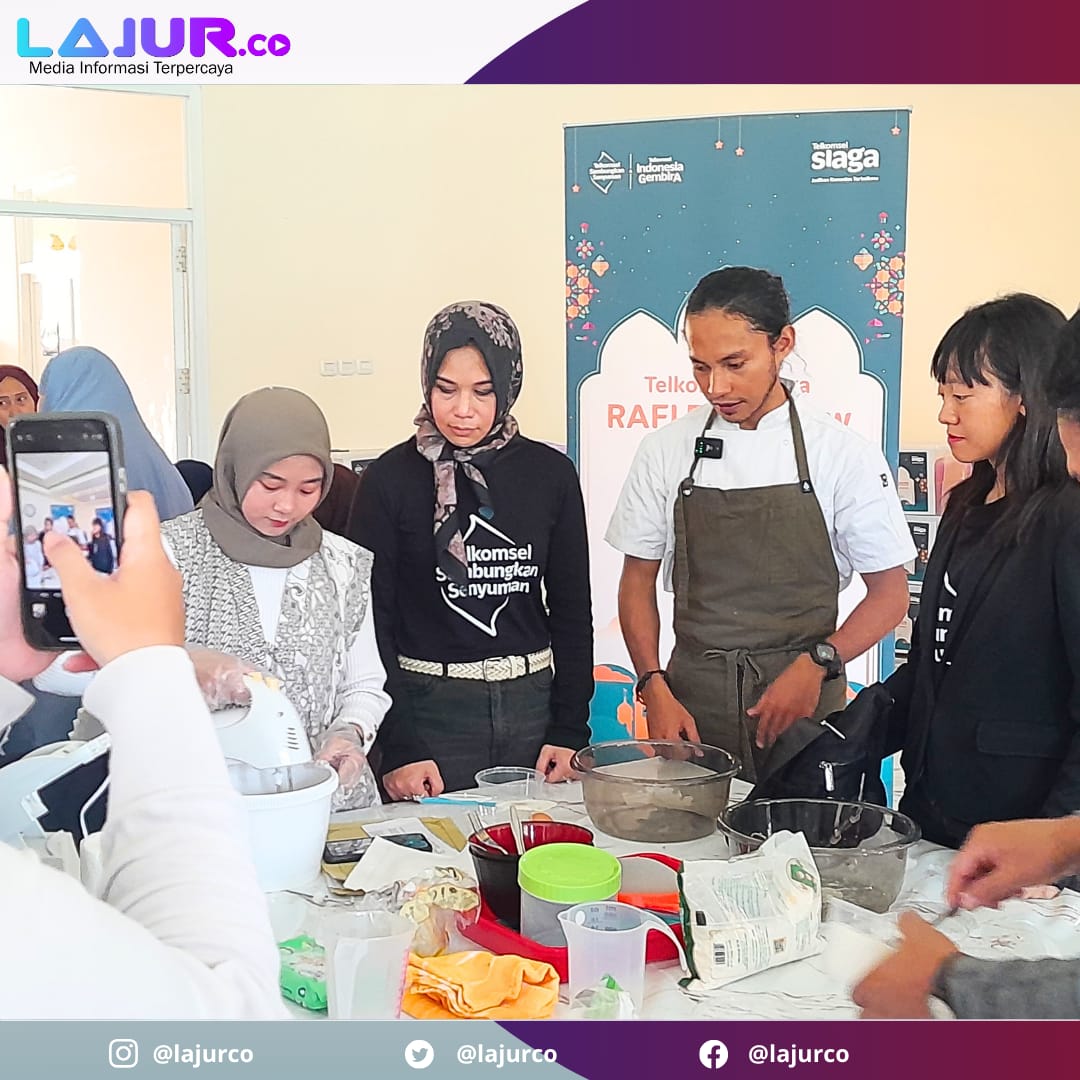 Chef La Ode, memandu pelatihan pembuatan cookies dalam program Telkomsel Siaga RAFI Roadshow, Selasa (18/3/2025).