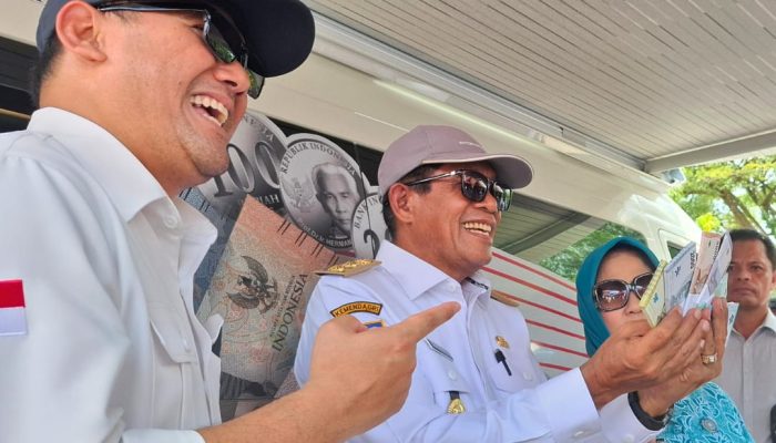 Wagub Hugua Mampir Tukar Uang Baru di Kas Keliling BI Sultra: Untuk Angpao!