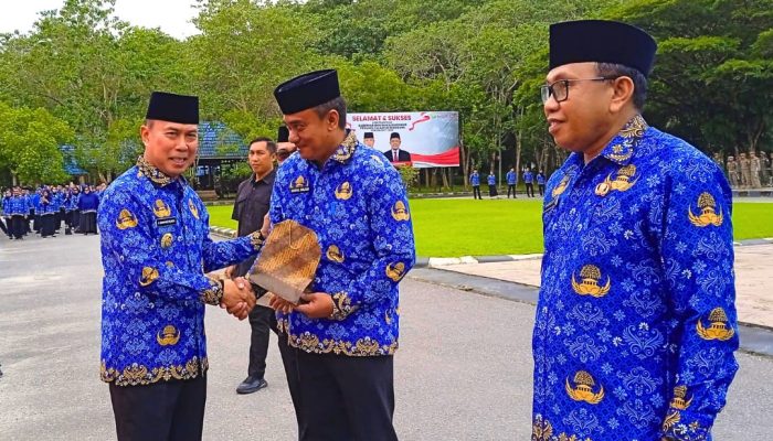 Gubernur Sultra Beri Reward Tiga Biro Performa Terbaik ‘Kantor Terbersih’