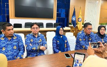 Ketua Panitia Pemilihan Rektor Universitas Halu Oleo (UHO), Prof. Dr. Ir. Weka Widayati, M.S. bersama jajaran panitia saat diwawancarai pembukaan pendaftaran calon Rektor UHO periode 2025–2029, di gedung Rektorat UHO, Kamis (17/4/2025).