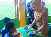 Siska Karina Imran Salurkan Makanan Bergizi Gratis Untuk 231 Siswa SDN 26 Kendari