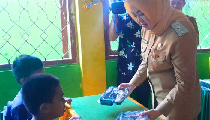 Siska Karina Imran Salurkan Makanan Bergizi Gratis Untuk 231 Siswa SDN 26 Kendari