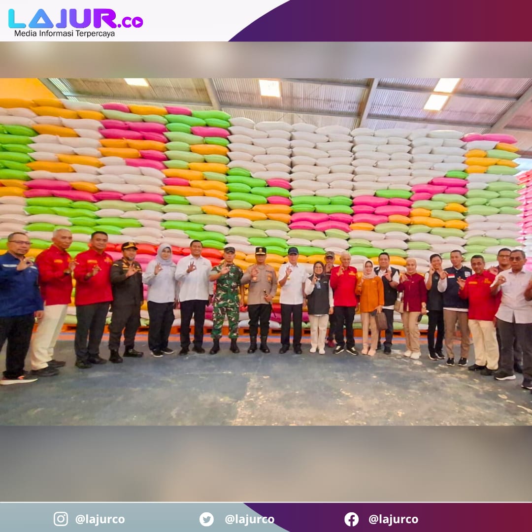 Gubernur Sultra Andi Sumangerukka bersama tim terpadu diantaranya Bulog Sultra, Dinas Ketahanan Pangan Sultra, Dinas Tanaman Pangan Sultra meninjau stok pangan di gudang Bulog Kota Kendari, 14 Maret 2025.