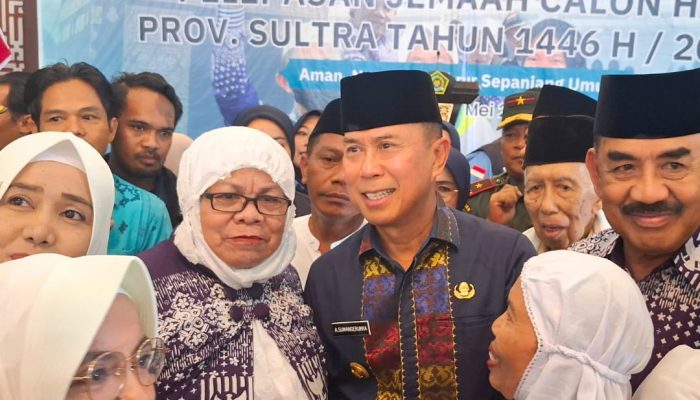 Gubernur ASR Bagikan Uang Saku ke Jemaah Calon Haji Sultra: Lansia Rp1,5 Juta, Umum Rp1 Juta