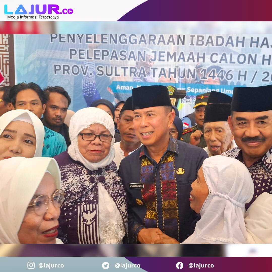 Gubernur Sultra Andi Sumangerukka saat melepas jemaah calon haji asal Sultra di Asrama Haji Kendari, Kamis (15/5/2025).