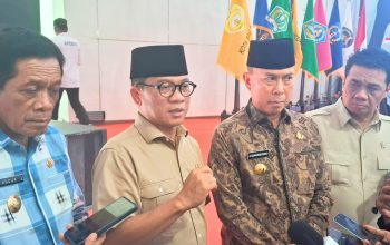 Mendes PDTT Yandri Susanto didampingi Wamendes PDTT Ahmad Reza Patria serta Gubernur Sultra Andi Sumangerukka dan Wakil Gubernur Sultra Ir Hugua menjawab pertanyaan wartawan terkait pembentukan Kopdes Merah Putih, Minggu (25/5/2025).