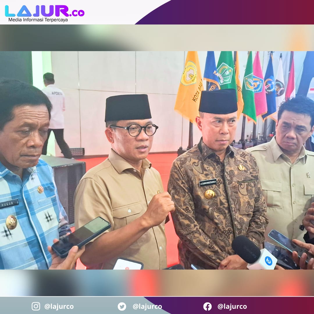 Mendes PDTT Yandri Susanto didampingi Wamendes PDTT Ahmad Reza Patria serta Gubernur Sultra Andi Sumangerukka dan Wakil Gubernur Sultra Ir Hugua menjawab pertanyaan wartawan terkait pembentukan Kopdes Merah Putih, Minggu (25/5/2025).