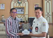 Rektor IAIN Serahkan Al-Qur’an Versi Bahasa Tolaki, Legacy Asmawa Tosepu Saat Jabat Pj Wali Kota Kendari