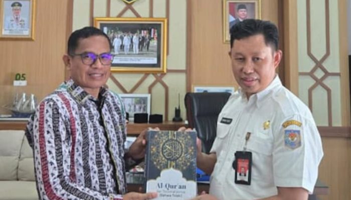 Rektor IAIN Serahkan Al-Qur’an Versi Bahasa Tolaki, Legacy Asmawa Tosepu Saat Jabat Pj Wali Kota Kendari