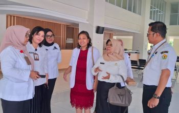 Plt Kepala Dinas Kesehatan Sultra, dr Asridah Mukaddim, melakukan monitoring di RSJPDO Oputa Yi Koo, Rabu (28/5/2025).