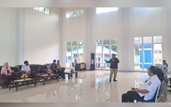 Diknas menggandeng OJK Sultra dan BEI memberi edukasi bahaya dan cara mewaspadai praktik pinjol, judi online dan investasi bodong kepada guru-guru di Sultra, Rabu (7/5/2025).