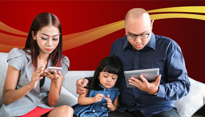 Orang Tua Sering Main Gadget di Dekat Anak Bisa Picu Masalah Kesehatan Mental