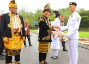 Wagub Sultra Serahkan Piagam Penghargaan ke Purna Paskibraka 2024
