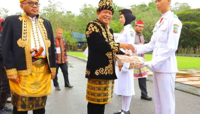 Wagub Sultra Serahkan Piagam Penghargaan ke Purna Paskibraka 2024