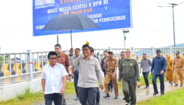 Wakil Ketua Komisi V DPR RI Tinjau Kawasan Pesisir Kumuh di Abeli, Kota Kendari
