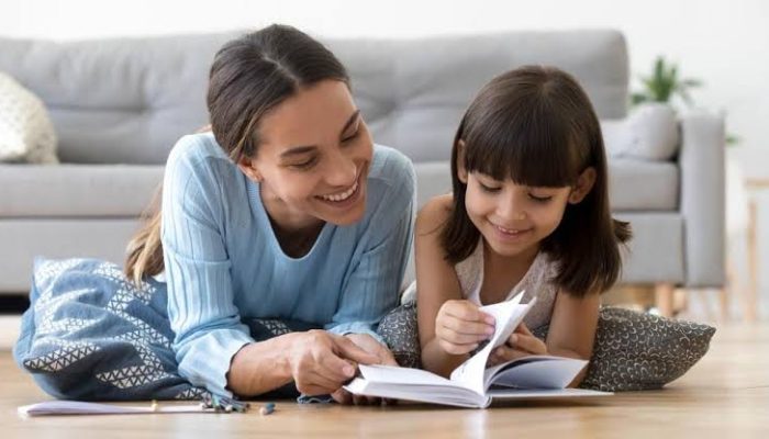 Bukan Cuma Hiburan, Ini Manfaat Membacakan Buku ke Anak Sejak Dini!