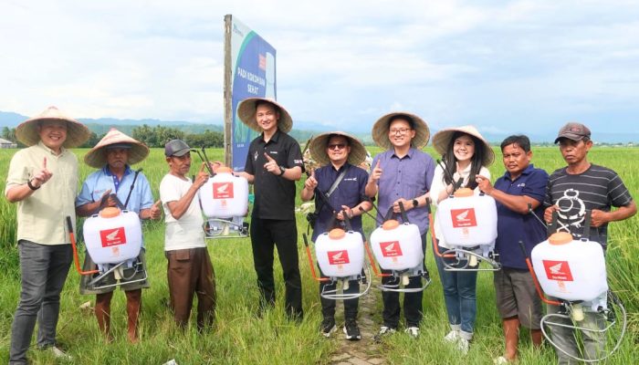 Astra Motor Sulsel Bersama AHM Salurkan Bantuan Alat Sprayer ke Kelompok Tani Bantimurung