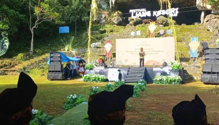 Buka Festival Liangkabori, Hugua Puji Puji Dedikasi Kades Jaga Situs Warisan Prasejarah