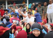 Senyum Lebar Siswa SD & SMP di Koltim Saat Berebut Susu Gratis Dari Bupati