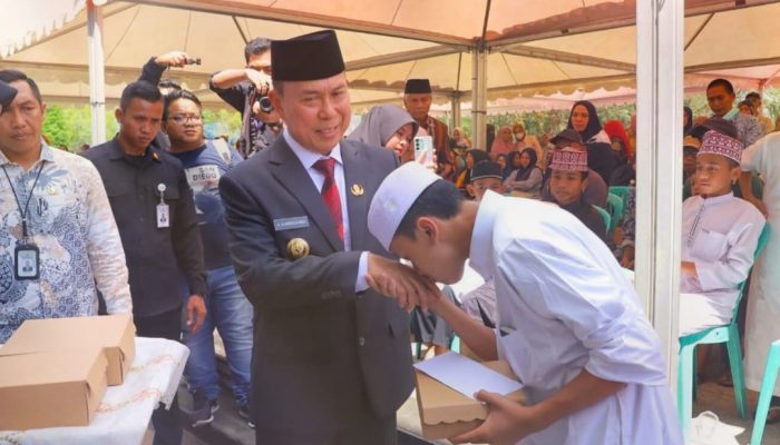 Tebar 1.000 Porsi Makanan Gratis Program Jumat Berkah, Gubernur ASR: Bukan Pencitraan