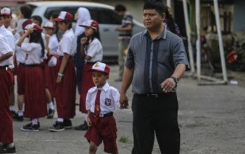 Ayah Antar Anak ke Sekolah