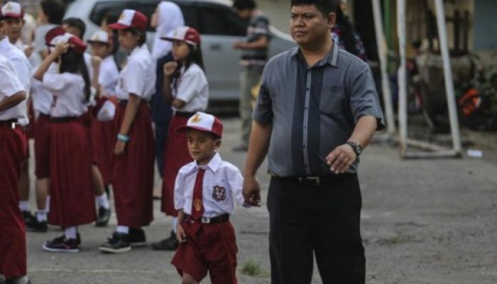 Pemerintah Terbitkan Aturan Ayah Antar Anak ke Sekolah Mulai Hari Ini 14 Juli