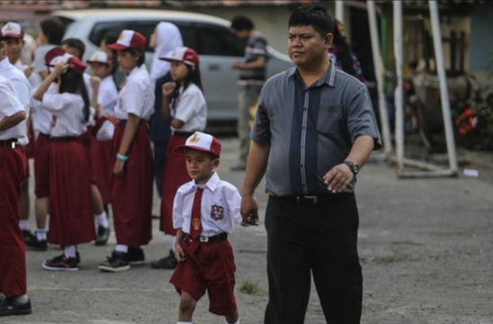Ayah Antar Anak ke Sekolah