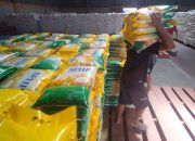 Beli Beras SPHP Wajib Foto KTP, Timbangan Kurang Bisa Ditukar Langsung