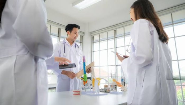Wamenaker Usul Biaya Sekolah Kedokteran-Farmasi Bisa Utang, Dibayar saat Bekerja