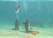 Suasana Pengibaran Bendera Merah Putih di Kedalaman 17 Meter Laut Namu, Konsel
