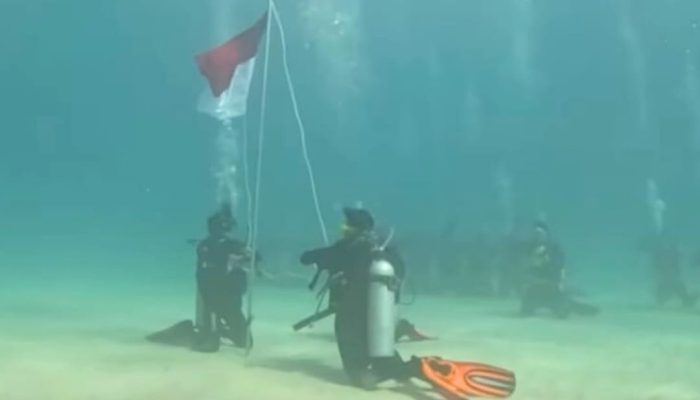 Suasana Pengibaran Bendera Merah Putih di Kedalaman 17 Meter Laut Namu, Konsel