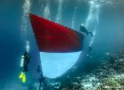 Pertamina Bentangkan Bendera Merah Putih Raksasa di Spot Selam Ikonik Mata Uang Rp10.000 Wakatobi