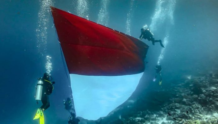 Pertamina Bentangkan Bendera Merah Putih Raksasa di Spot Selam Ikonik Mata Uang Rp10.000 Wakatobi