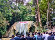 Bendera Merah Putih Sepanjang Delapan Meter Berkibar di Tebing Air Terjun Tirta Rimba Baubau 