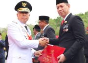 Momen HUT ke-80 RI, Gubernur ASR Sematkan Satyalancana Karya Satya Enam ASN Pemprov Sultra