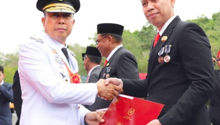 Momen HUT ke-80 RI, Gubernur ASR Sematkan Satyalancana Karya Satya Enam ASN Pemprov Sultra
