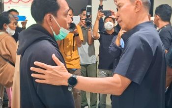 Gubernur ASR menanyakan kondisi medis korban pengeroyokan siswa kepada Dirut RSUD Bahteramas.