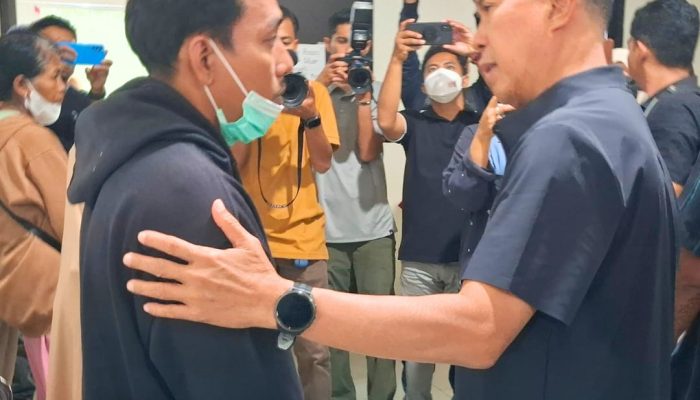 ASR Besuk Korban Pengeroyokan Sadis SMAN 12 di RSUD Bahteramas, Janji Tanggung Full Biaya Pengobatan