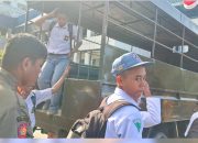 Mobil Patroli Satpol PP Dikerahkan Angkut Siswa SMKN 2 Kendari Ikuti Apel Pagi di Kantor Gubernur