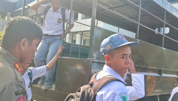 Mobil Patroli Satpol PP Dikerahkan Angkut Siswa SMKN 2 Kendari Ikuti Apel Pagi di Kantor Gubernur