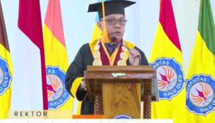 Tugas Perdana Sebagai Rektor UHO, Prof Armid Lantik Ribuan Wisudawan