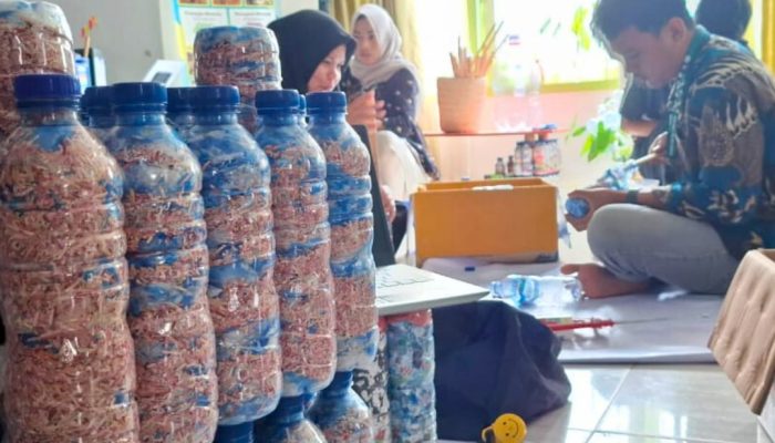 Inovasi BI – DLH Sultra: Daur Ulang Limbah Racik Uang Kertas Jadi Furniture Ecobrick Ramah Lingkungan