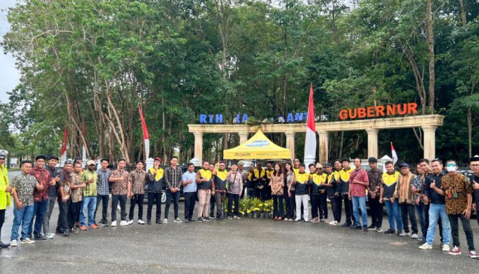 Maxim Kendari Rayakan HUT ke-80 RI, Bagikan 100 Bibit Buah ke Warga